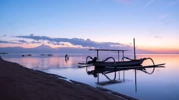 På stranden