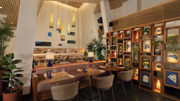 2 restaurantes: opção de café da manhã, almoço e jantar