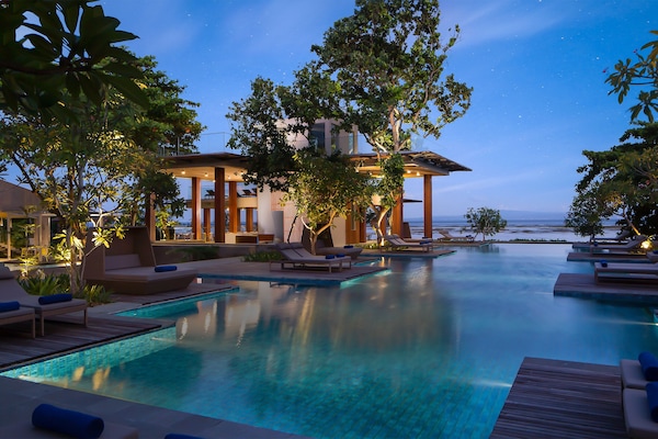 2 outdoor pools, pool loungers