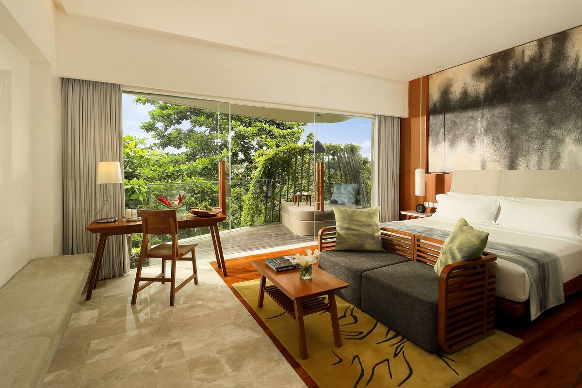 wonderful pool access - 1 king bed | 1 bedroom, premium bedding, minibar, in-room safe