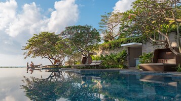 2 kolam renang outdoor, dengan kursi berjemur