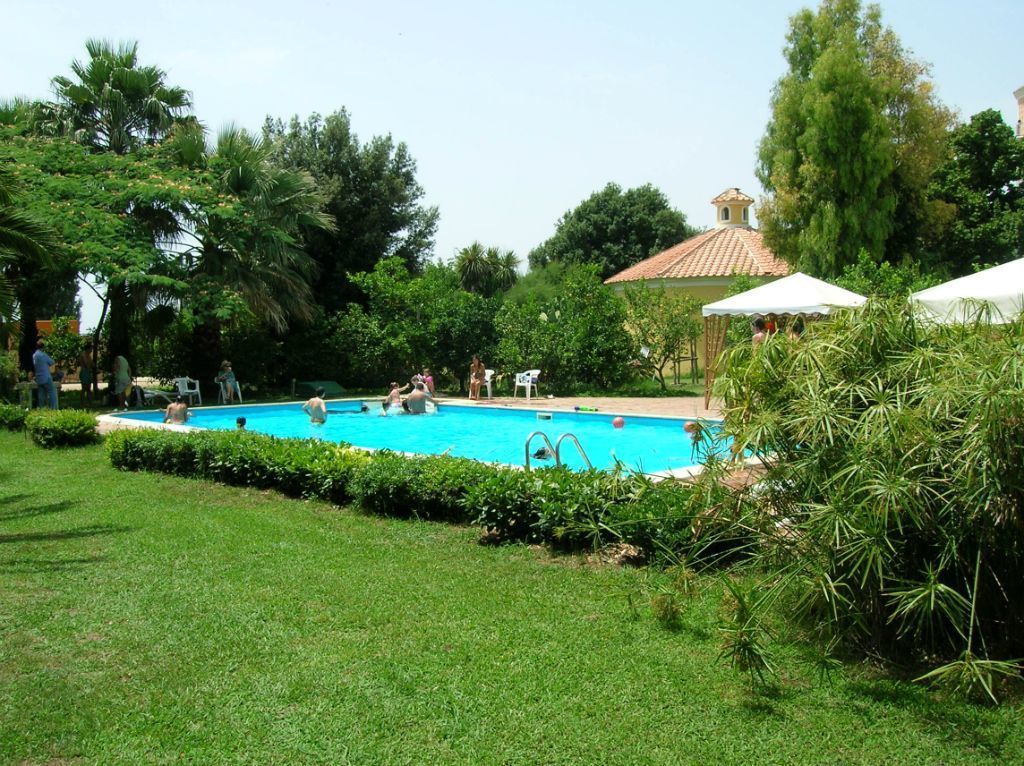 حمّام سباحة خارجي موسمي، مظلات على حمّام السباحة، مقاعد للتشمس