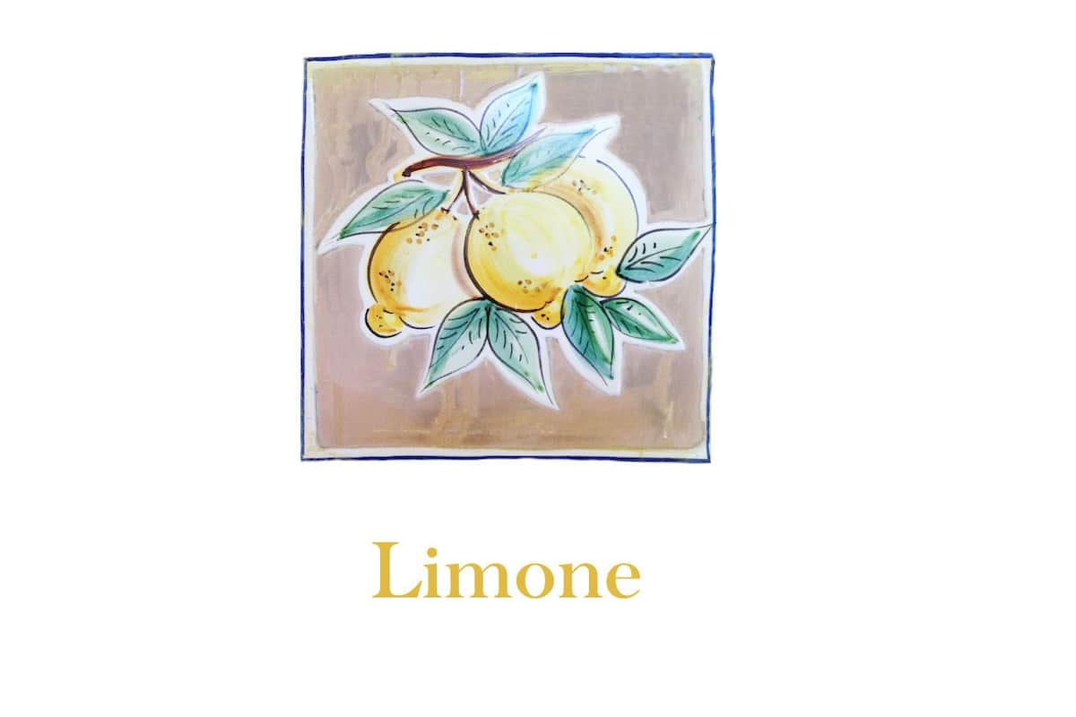 Un carreau de céramique orné d’une peinture représentant des citrons et des feuilles, avec le mot « Limone » écrit en dessous.