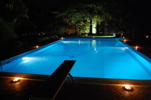 Piscina a l'aire lliure de temporada, para-sols i gandules 