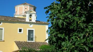 Un edificio con un campanile e una struttura rotonda sulla sommità.