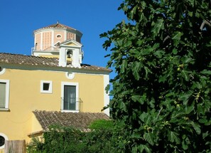 Ein Gebäude mit einem Glockenturm und einer runden Kuppel.