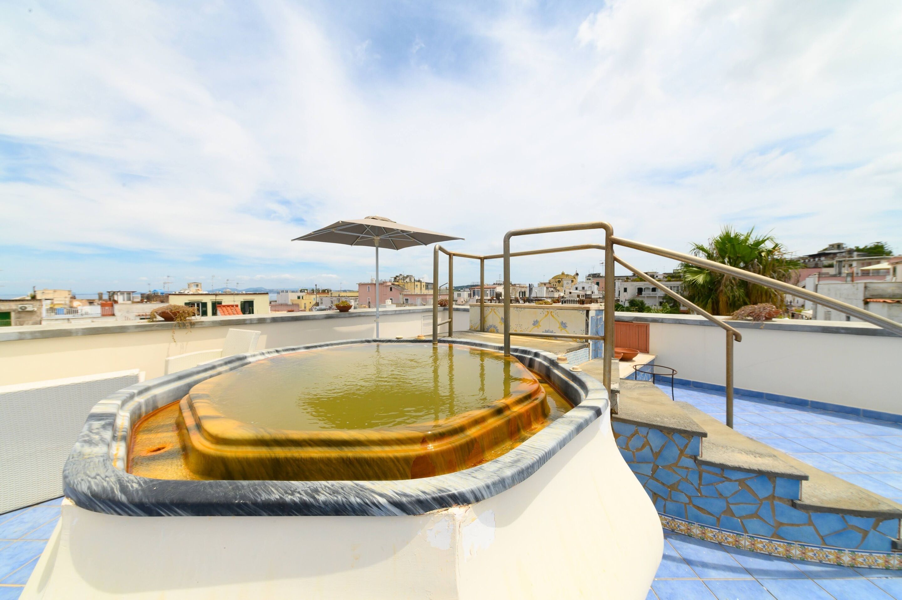Bañera de hidromasaje al aire libre