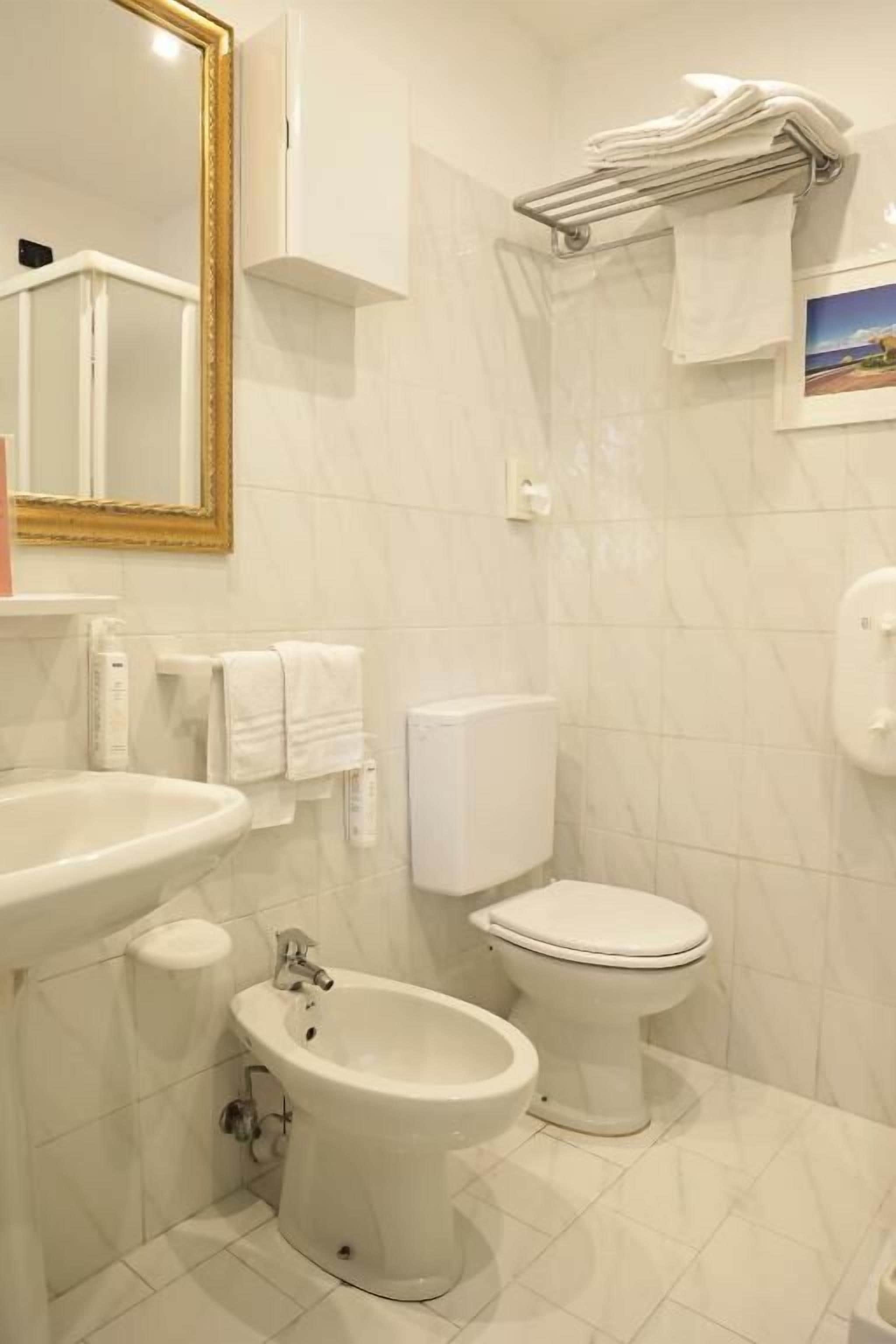 standard triple room | bathroom | shower, free toiletries, hair dryer, bidet