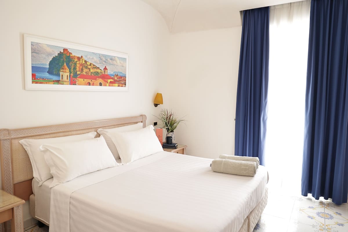 Comfort kamer, 1 twee- of 2 eenpersoonsbedden | Een kluis op de kamer, een bureau, beddengoed