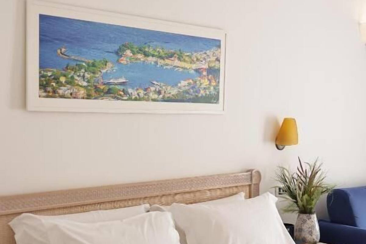 deluxe double or twin room | in-room safe, desk, bed sheets