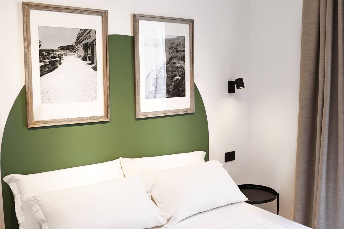 standard double or twin room, balcony | in-room safe, desk, bed sheets