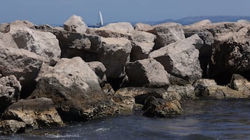 Una spiaggia nelle vicinanze