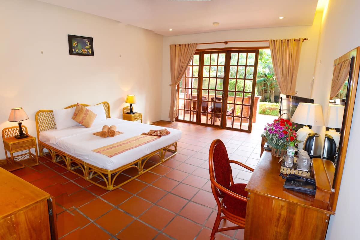 Garden View Room | Minibar, in-room safe, desk, blackout drapes