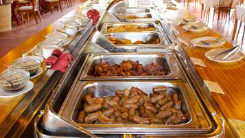 فطور من الأطباق المحلية مجانًا يوميًا