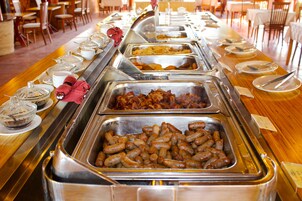 Desayuno con opciones de la cocina local incluido todos los días 