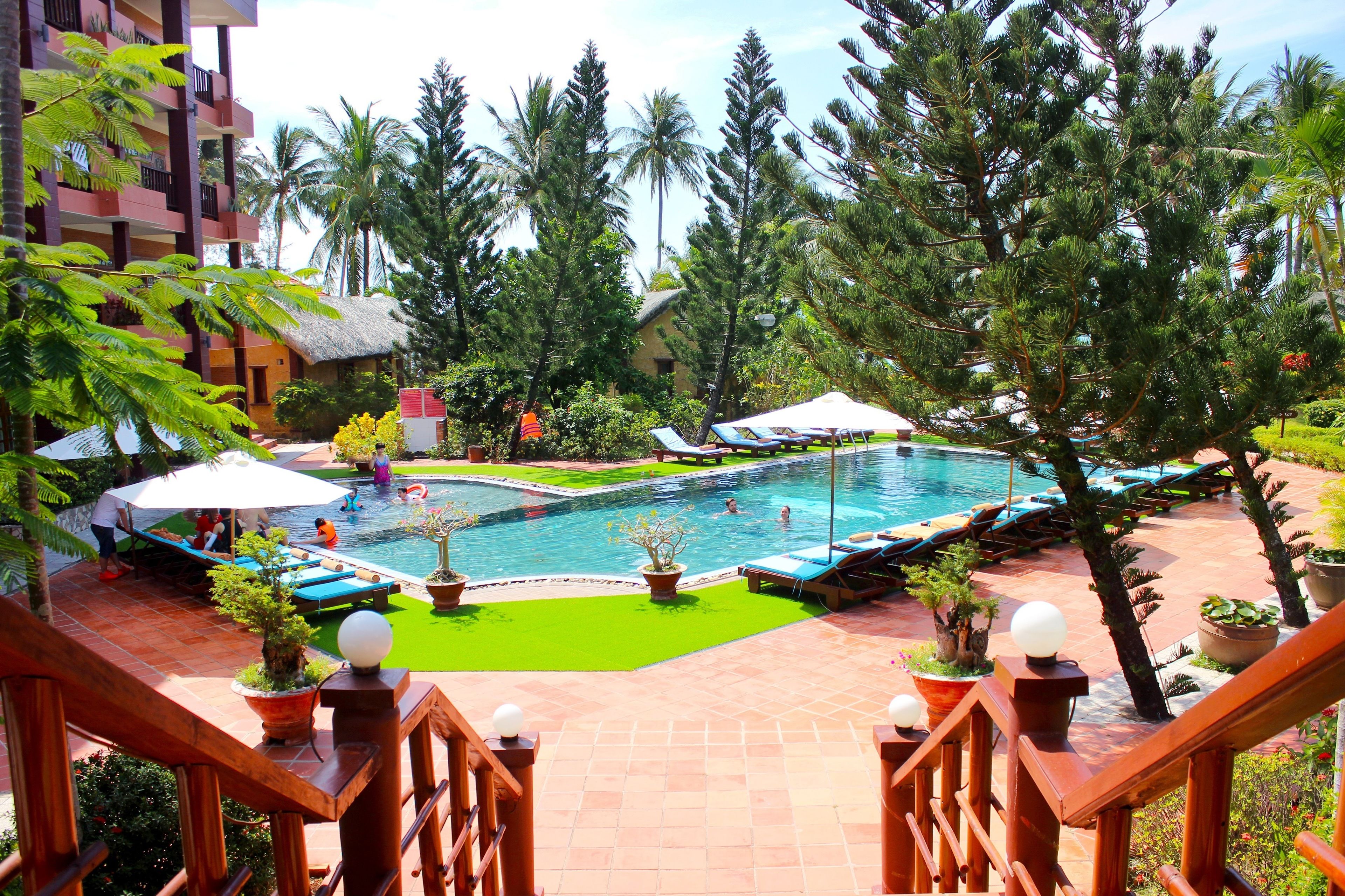 outdoor pool, pool loungers