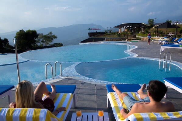 Ulkouima-allas avoinna 8.00–19.00, aurinkotuoleja