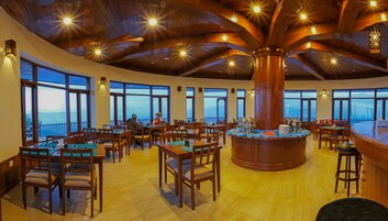 Se sirven desayunos y cocina internacional, con vista al jardín