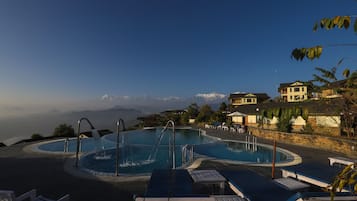 Una piscina al aire libre (de 08:00 a 19:00), tumbonas