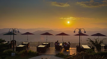 Se sirven desayunos y cocina internacional, con vista al jardín