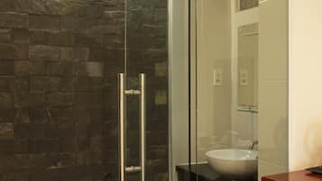 Economy Triple Room | Bathroom | Shower, hydromassage showerhead, free toiletries, slippers