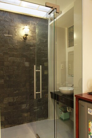 Economy Triple Room | Bathroom | Shower, hydromassage showerhead, free toiletries, slippers - Ngoc Minh Hotel (Ho Chi Minh City)