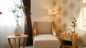 Kolmen hengen deluxe-huone | Ylelliset vuodevaatteet, minibaari, tallelokero huoneessa, työpöytä