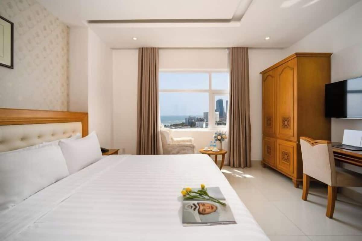Luxe beddengoed, een minibar, een kluis op de kamer, een bureau