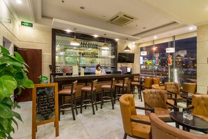 2 bars/lounges, lobby lounge, rooftop bar - Royal Family Hotel Da Nang (Da Nang)
