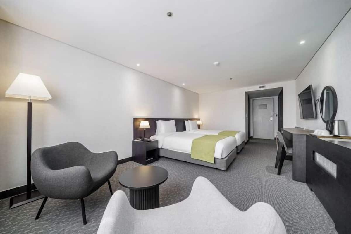 Premium bedding, down comforters, in-room safe, individually furnished