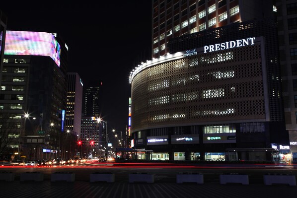 Front of property - evening/night - Hotel President (Seoul)