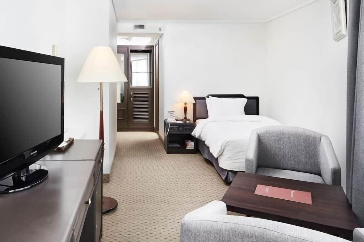 Premium bedding, down duvets, in-room safe, blackout curtains