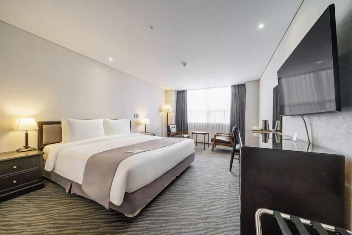 Premium bedding, down duvets, in-room safe, individually furnished