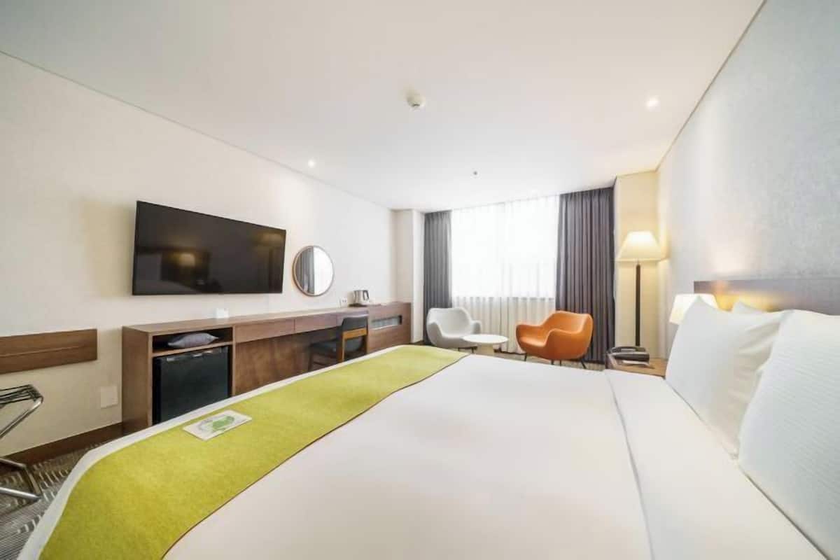 Premium bedding, down comforters, in-room safe, individually furnished