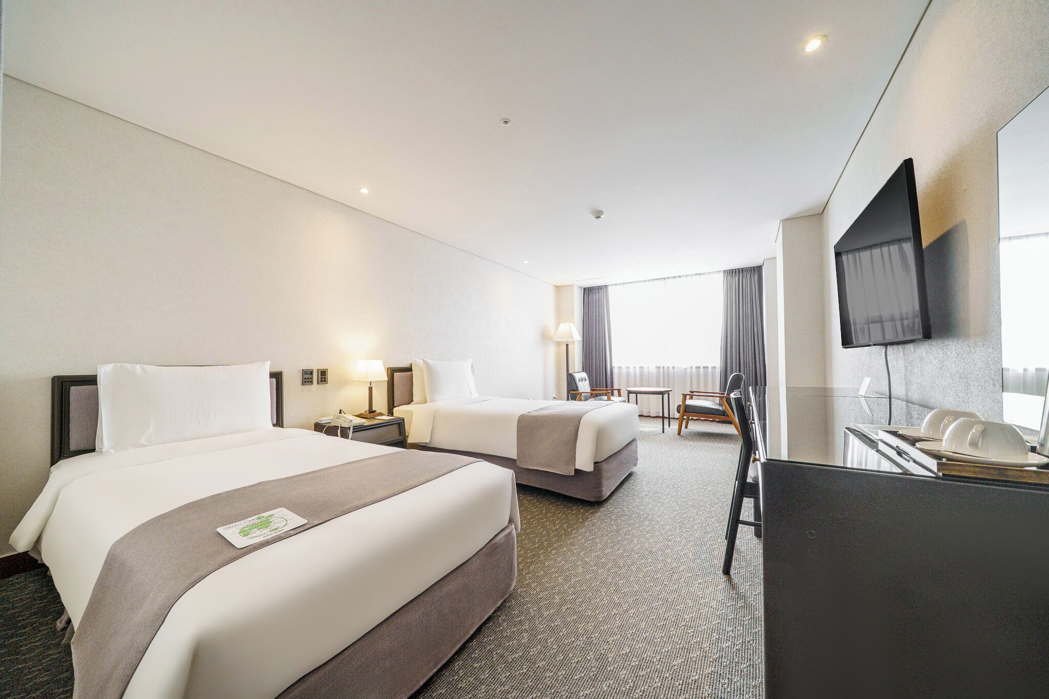 Standard Twin Room, Non Smoking | Sengetøy av topp kvalitet, dundyner og safe på rommet