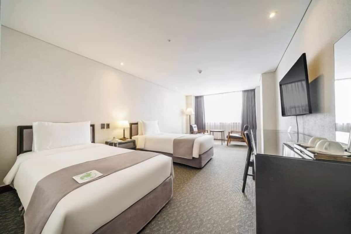 Premium bedding, down duvets, in-room safe, individually furnished