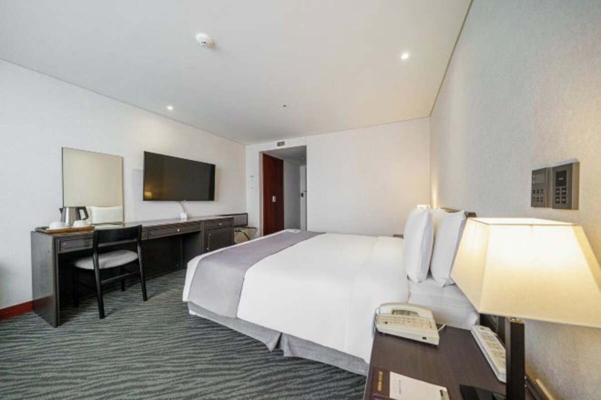 Luxe beddengoed, donsdekens, een kluis op de kamer