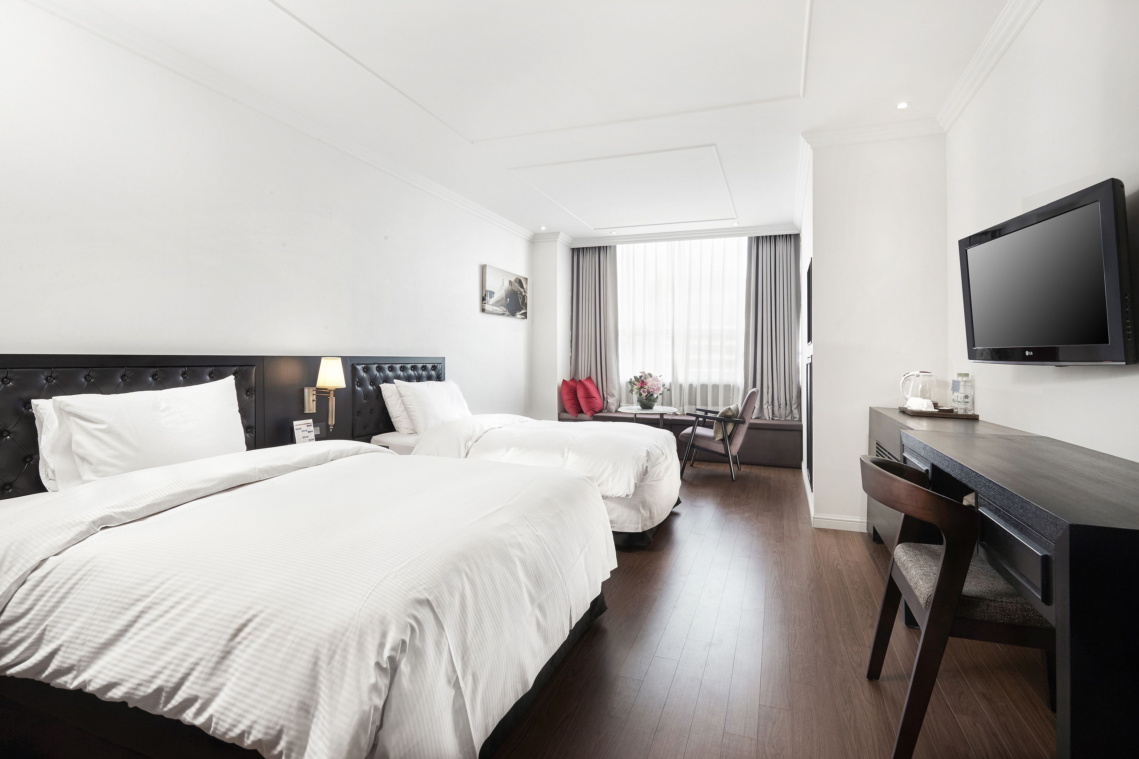 deluxe twin room, non smoking (1 single & 1 semi-double) | 1 bedroom, premium bedding, down duvets, in-room safe