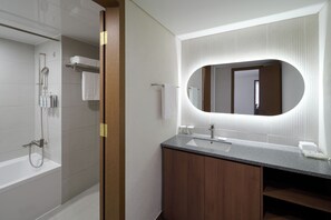 Twin Suite(2 semi double beds), Non Smoking | 浴室 | 花灑/浴缸組合、浸缸、雨淋花灑、免費梳洗用品