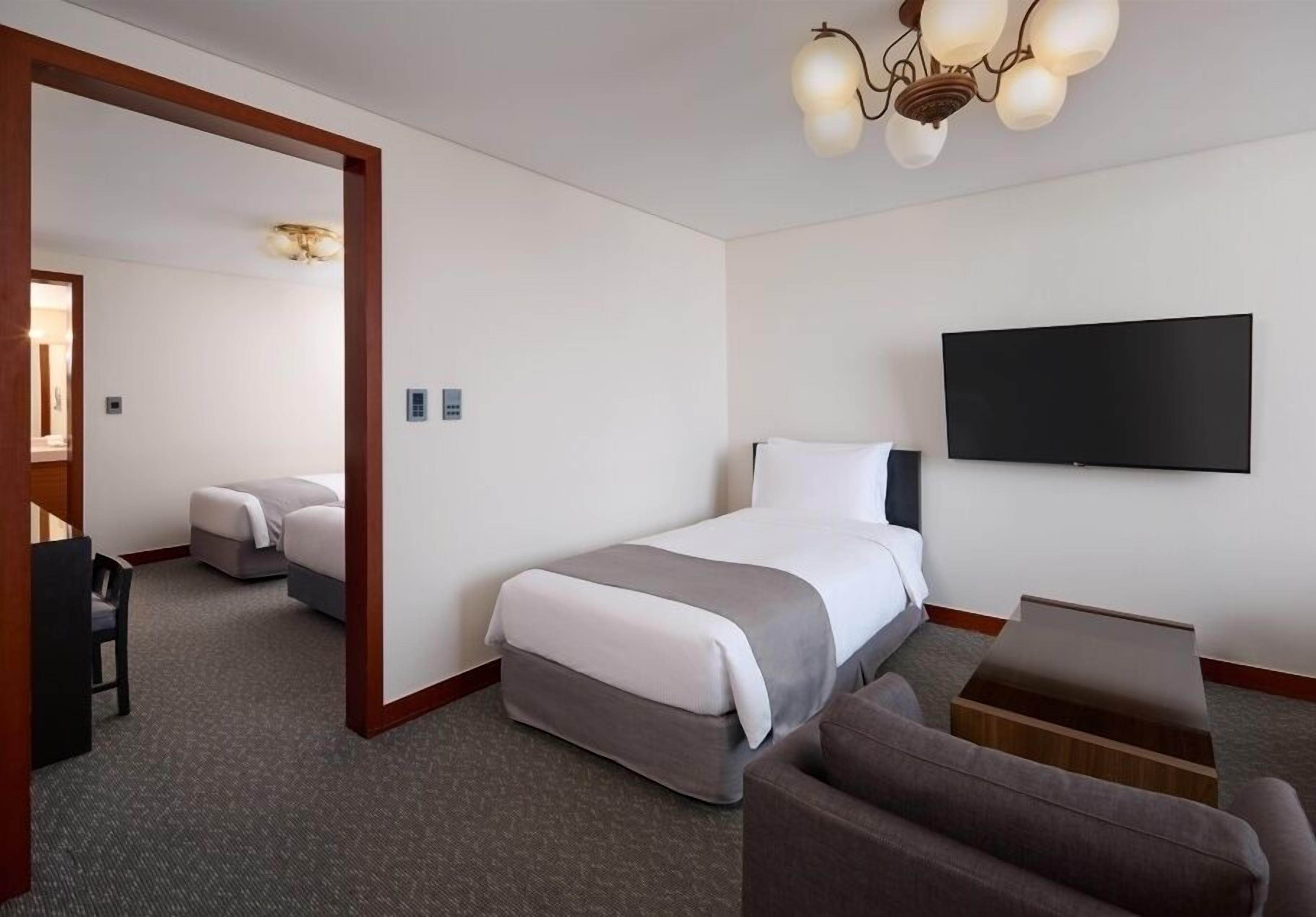 Tremannsrom – familie, ikke-røyk | Sengetøy av topp kvalitet, dundyner og safe på rommet