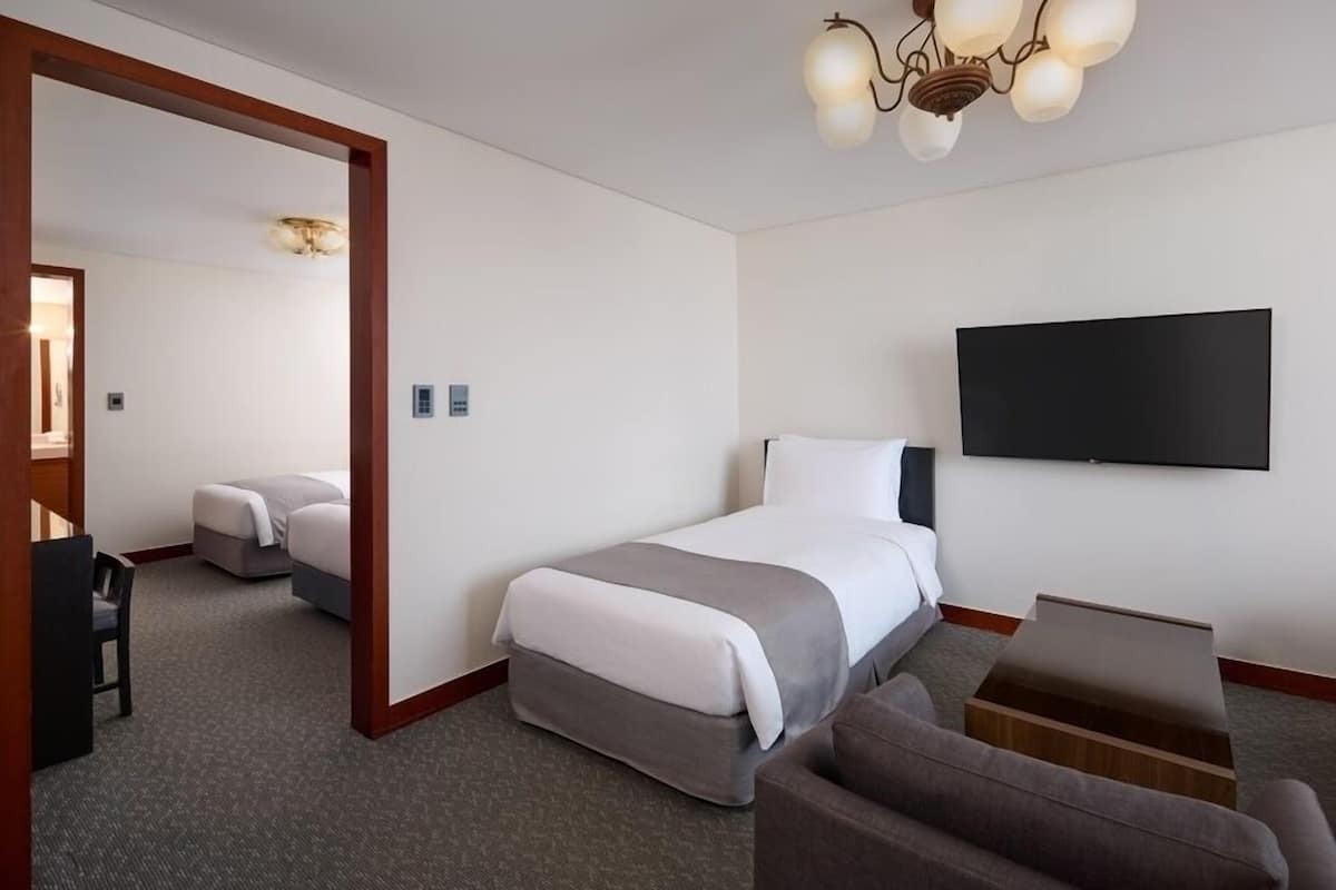 Quarto triplo família, para não fumantes | Roupas de cama premium, edredons de pluma, cofres nos quartos