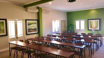 Se ofrece un desayuno completo todos los días (por un coste adicional)