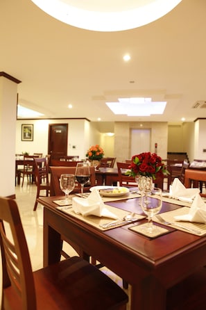 Breakfast, lunch and dinner served - Lao Golden Hotel (Vientiane)