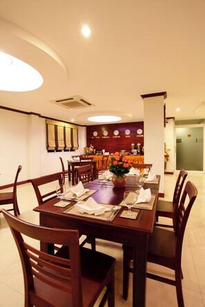 Breakfast, lunch, dinner served; Asian cuisine  - Lao Golden Hotel (Vientiane)