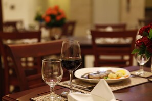 Se sirven desayunos, almuerzos y cenas; cocina asiática