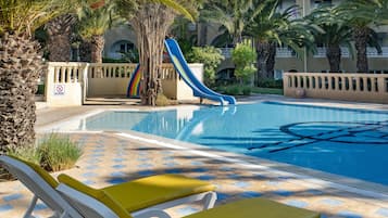 3 albercas al aire libre, acceso de 10:00 a 18:00, y camastros
