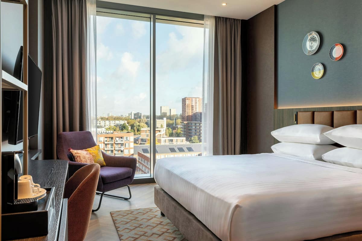 Room, 1 King Bed, Non Smoking | 1 bedroom, premium bedding, in-room safe, desk