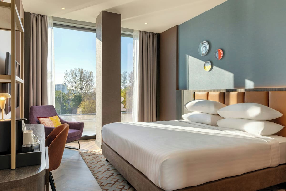 Deluxe Room, 1 King Bed, Non Smoking | 1 bedroom, premium bedding, in-room safe, desk