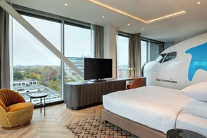 Suite,1 Bedroom | Peralatan tempat tidur premium, peti besi dalam bilik, meja 