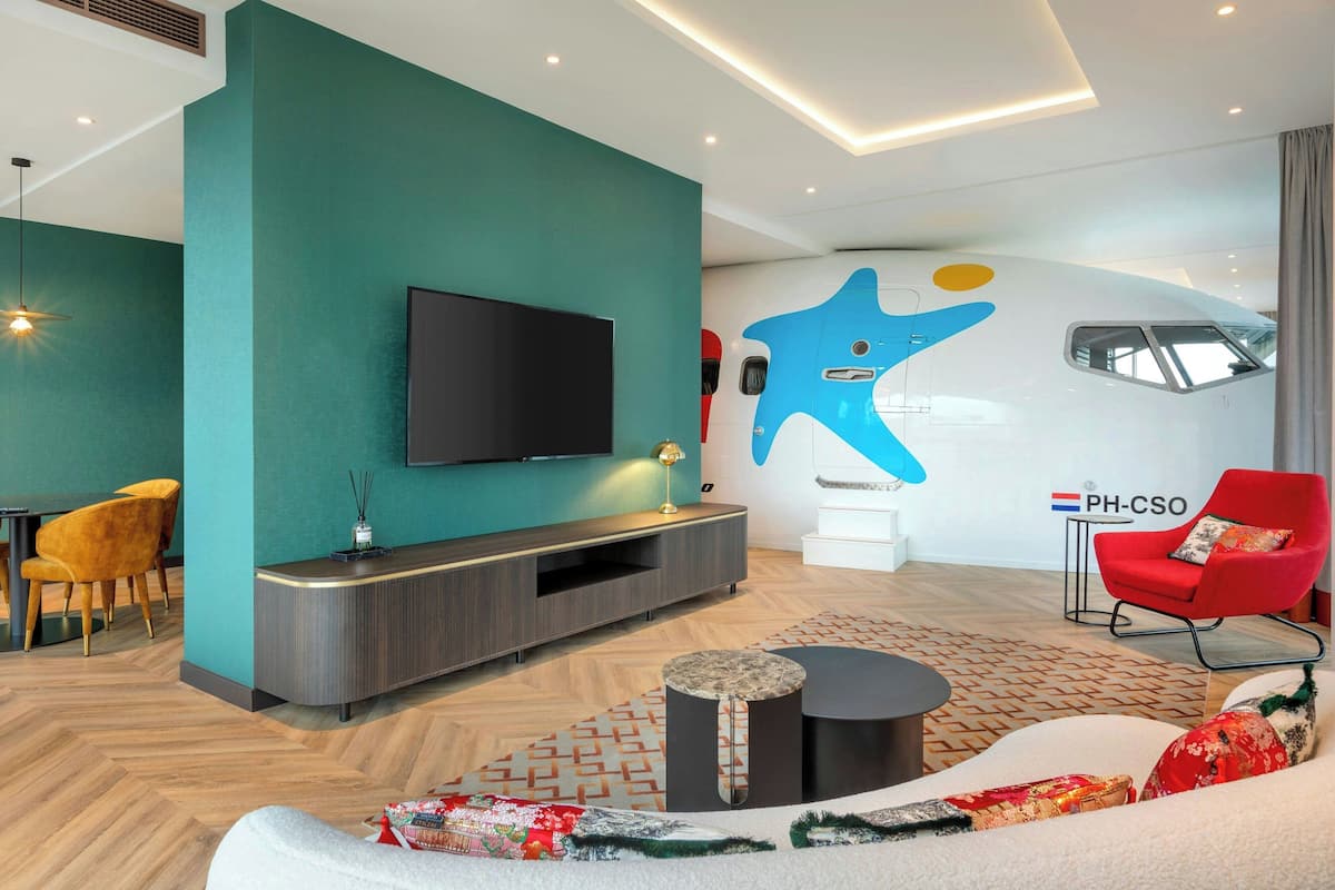 Suite, 1 Bedroom, Non Smoking | 1 bedroom, premium bedding, in-room safe, desk